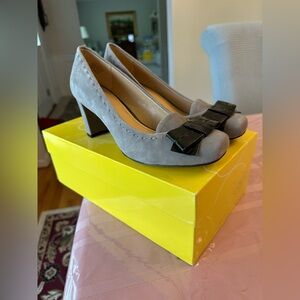 Joan & David Circa grey suede with black patent leather bow size 7M pump